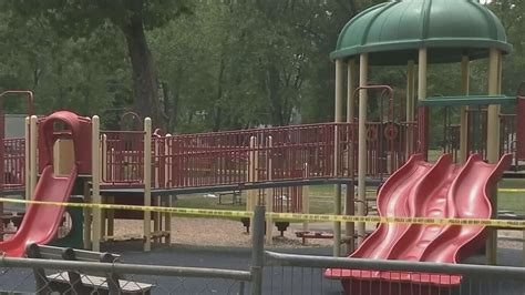 Dos niños sufren lesiones por ácido vertido en toboganes de un parque infantil de Massachusetts