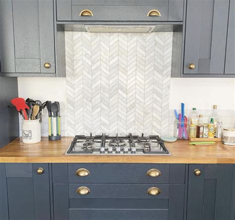 Double herringbone pattern backsplash.  Mar 28, 2024 · Discover a stunning array of 35 herring...