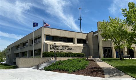 Illinois State Courts. Illinois courts have a hierarchy that features three district courts as well as an appeals court and a supreme court. Within the judicial system of Illinois, there are also a number of localized trial courts throughout the state.. 