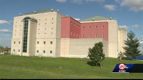 DOUGLAS County has 253 jails with an average daily population of 1,244 inmates with a total of 276 jail population. When breaking down the DOUGLAS County jail population by gender, females are a minority compared to male prisoners and make 18% with 49 female and 169 male inmates. 253 Jails. 276 Prisoners. 118% Jail Rate.