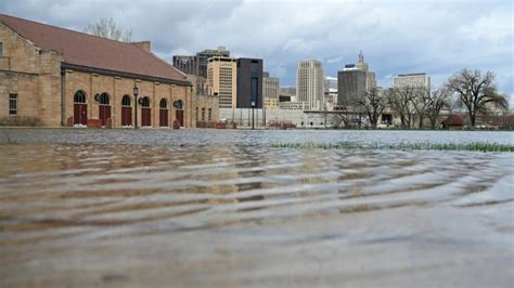 Downtown Mississippi River likely crested Wednesday, but flood precautions continue
