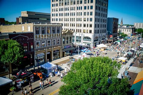 Downtown appleton. Also enjoy roaming performances and entertainment up and down College Avenue! 3 – 5 pm – NEWCA Dragon Dancers and Carolers from Appleton West. 5 – 7 pm – Carolers from Girl Scout Troop 2237. 5:00 pm – Magic Show with Rondini the Magician, 508 W. College Ave. 6:15 pm – Bombastic Bubble Show, 508 W. College Ave. 
