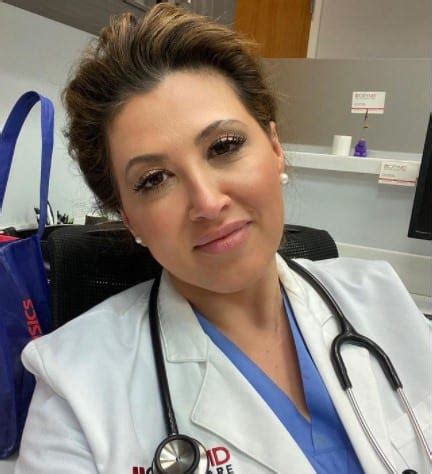 Janette Nesheiwat adalah seorang dokter 