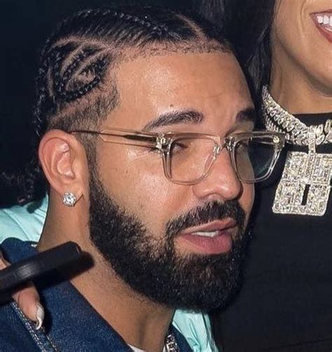 Drake glasses. Apr 8, 2021 · Drake via YouTube. A fire ’fit for most rappers typically comes with designer drip, a diamond chain and an iced-out watch. In true Drake fashion, however, he does things a little differently ... 
