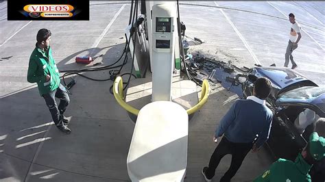 Dramático video: conductor de auto robado choca contra una gasolinera en California