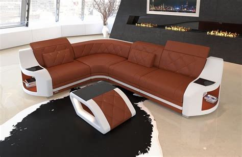 Dream couch. The weight of a couch varies based on the size, type and if it has heavy elements, such as a sofa bed. An average three-seated couch is approximately 350 pounds. Since there are so... 