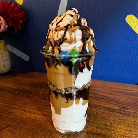 Dreamette Ice Cream - Springfield. Ice cream shop with vegan options, including soft serve vanilla, toppings, chocolate for dipped cones, some milkshakes can be made vegan and most, if not all, slushies are vegan. Has gluten free options. Open Mon-Sun 12:00pm-9:00pm.. 
