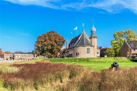 The Netherlands. Europe. Tradition and innovation intertwine here: artistic masterpieces, centuries-old windmills, tulip fields and romantic candlelit cafés coexist with visionary architecture, cutting-edge design and phenomenal nightlife.
