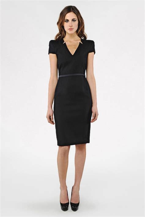 Dress business casual. Elegant dresses have a simple style that’s timeless. An elegant dress for a special occasion is one that can be worn at other times too, especially if you accessorize for that casu... 