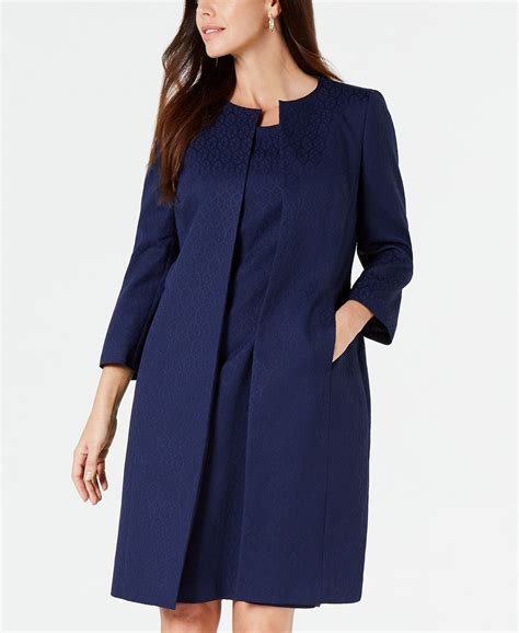 Macy’s is a great place to shop for mother of the bride dresses. With a wide selection of styles, colors, and sizes, you can find the perfect dress for your special day. Here are s...