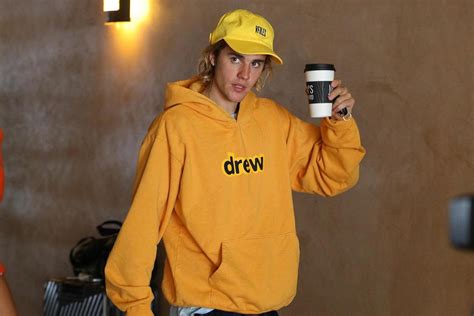Drew house. Drew House是由美國明星 Justin Bieber創造的品牌 也是許多明星的穿搭選擇之一 Drew House款式都以醒目LOGO『drew』＆卡通圖案為主 簡單的設計卻也讓人印象深刻 整體風格也是主打潮流簡約風 Creative trendy store身為潮流的一份子，也會盡力服務好每個想跟上潮流的潮潮們 