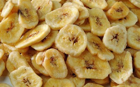 Dried banana. Disadvantages of Eating Dried Bananas. This food also has multiple negative aspects that you shouldn’t overlook. Each serving delivers around 10 grams of fat and half as much sugar. Most of this fat consists of the more harmful saturated variety, and you’ll also consume a small amount of sodium. Nonetheless, dried banana chips … 