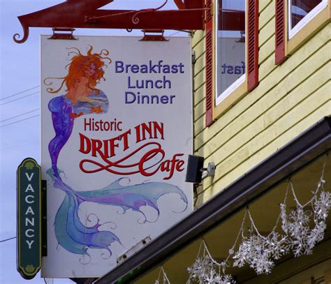 Drift inn. Drift Oceanside Inn is located at 80 Beloin Road, in Camden Maine. It is seated atop beautiful ocean ledge, and overlooks the Penobscot Bay. A quick (1/3 mile) drive from Route 1 takes you down a densely forested road, opening to a private oceanfront oasis. Each unit perches above the ocean, providing sweeping views of the bay and islands therein. 