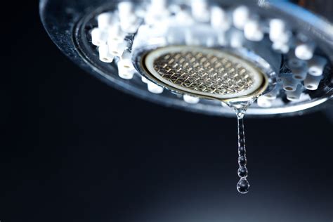 Dripping shower head. Mastering the Unclogging of the Shower Head. Blocked shower heads are frequently the culprits behind drips. Over time, mineral residue and sediments from hard water accumulate, leading to leaks even when the shower is turned off. Here’s a method to effectively unclog your shower head: Detachment: Turn the shower head counter … 