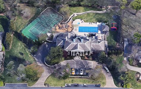 Drive by celebrity homes nashville. Aug 22, 2023 · Timberlake’s 127-acre property is located approximately 20 miles from Nashville, where his bar and restaurant is situated. It’s also about a three-hour drive from the superstar’s birthplace ... 