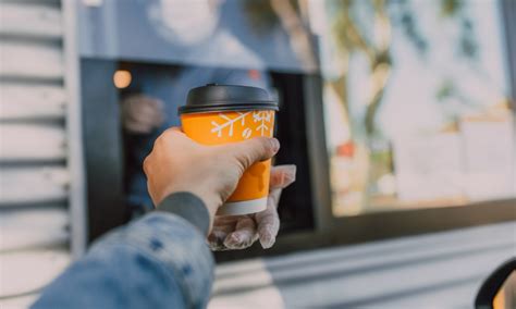 Drive coffee. May 9, 2023 by admin. A successful drive-thru coffee shop can pull in $1,500-$2,000/day in sales and serve each customer in 60 seconds or less. Are drive thrus profitable? 