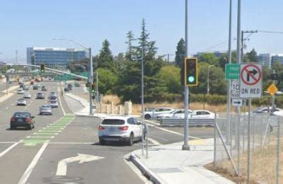 Drivers may see red, but pedestrians come first at busy Highway 101 entrance: Roadshow