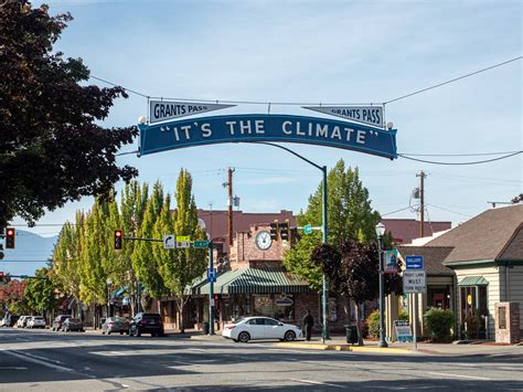 Driving Distance from Grants Pass, OR to Valencia, CA