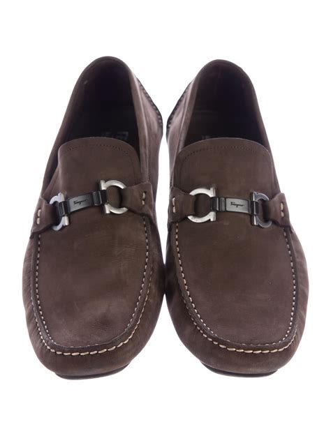Driving loafer. Aug 12, 2020 · Use water and vinegar for stains and spot clean immediately. 2. Never let your men’s driving loafers retain smells or moisture. Deodorize often; shoe trees can help. 3. Use a rotation of drivers so you don’t wear out a pair fast. 4. Store your driving loafers (with shoe trees inserted) in a cool, dry place. 