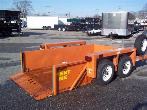 Drop trailer. A drop-deck semitrailer, also known as a “step deck semitrailer,” is a flatbed trailer built with both a top deck and a bottom deck but no sides, top, or doors, which makes loading and unloading cargo easier. Drop decks can measure up to 53 feet (16.2 meters) long, with a top deck that’s considerably shorter than the main deck, usually at ... 