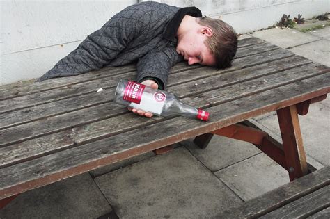 An alcohol overdose occurs when there is so much alcohol in the bloodstream that areas of the brain controlling basic life-support functions—such as breathing, heart rate, and temperature control—begin to shut down. Symptoms of alcohol overdose include mental confusion, difficulty remaining conscious, vomiting, seizure, trouble breathing, slow heart …. 
