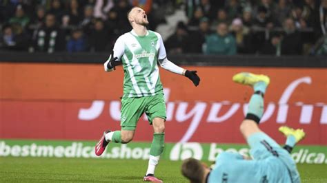 Ducksch double salvages draw for Bremen at Gladbach