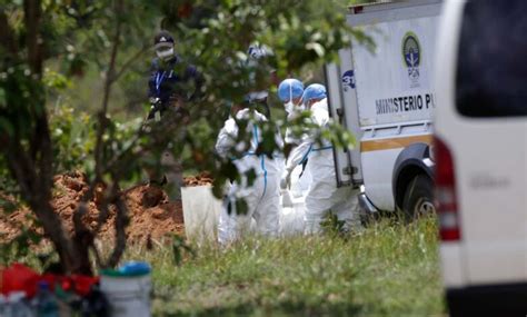 Duelo sin despedida: entierran a 13 migrantes no identificados tras accidente de bus en Panamá