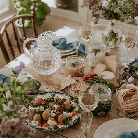 Duka upp  enstaka  underbar  matbord  vid midsommar!