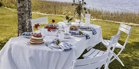 Duka upp  ett  underbar  matbord  vid midsommar!