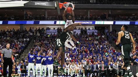 Duke ku basketball. Nov 16, 2022 · No. 7 Duke fell in a late-night clash to No. 6 Kansas at Gainbridge Fieldhouse, with the Jayhawks turning a late 59-54 deficit into a 69-64 win in the first top-25 matchup of the young college ... 