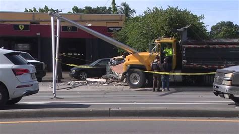 Dump truck hits light pole in NW Miami-Dade; no reported injuries