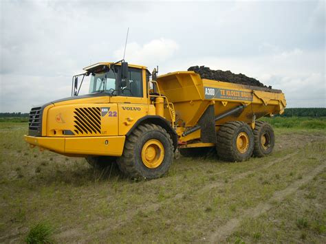 Dumpear. One of the more popular dumper models is the Wacker Neuson DW60 wheel dumper. Powered by a 74-horsepower (55-kilowatt) Tier 4 Final Perkins engine, the DW60 has an operating weight of 4,866 kg (10,728 lbs) and maximum payload capacity of 6,000 kg (13,228 lbs). The skip has a leveled, heaped, and water capacity of 2.35, 3.2, ... 