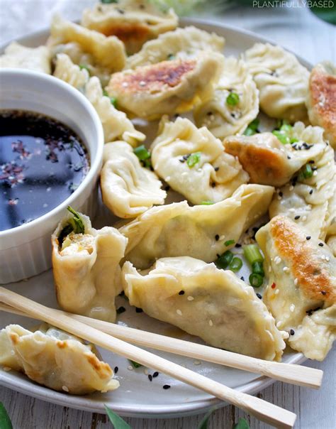 Dumplings veg. The best vegetables to include in chicken and dumplings are carrots, onion, celery, potato, peas, corn, mushrooms, green beans, spinach, bell pepper, broccoli, tomatoes, zucchini, kale, and asparagus. These vegetables all provide great flavor and texture, and can be added to the dish to create a delicious, nutritious meal. 