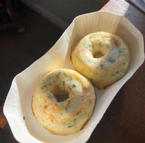 It comes in at 290 calories with 26 grams of protein. ... Egg White & Roasted Red Pepper Sous Vide Egg Bites - Starbucks ... Egg White Bowl - Dunkin' Donuts.