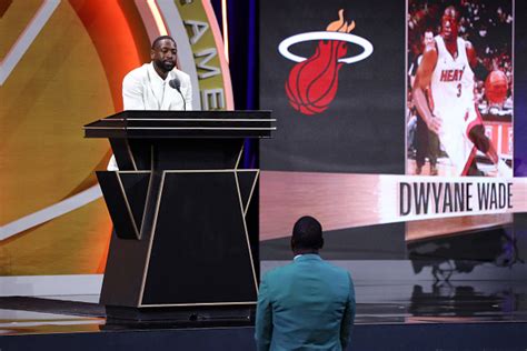 Dwyane Wade's emotional moment at Basketball Hall of Fame enshrinement