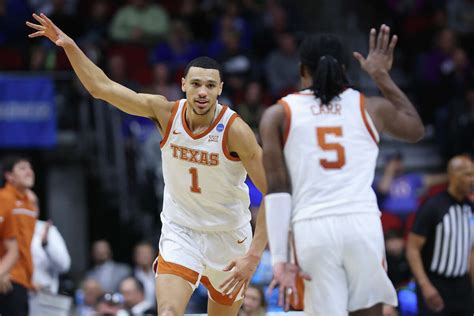 Dylan Disu, star Texas Longhorns forward, injured early in 1st half of Sweet 16 vs. Xavier, considered day-to-day