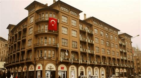 Eğitimini tamamladıktan sonra Trabzon Devlet Tiyatrosu ve Ankara Devlet Tiyatrosu'nda senelerce çalışmıştır.