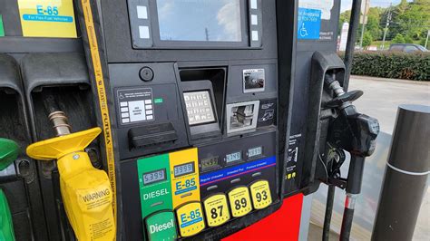 E85 gasoline station. The main difference between ethanol (e85) and gasoline is efficiency. A gallon of ethanol contains less energy than a gallon of gasoline, resulting in lower fuel economy when operating your vehicle. This is just a really quick answer to your question. Let’s go into more detail about the reason for this. 1. 