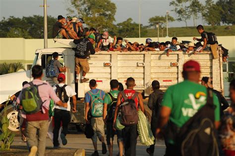 EE.UU. monitorea la gran caravana de migrantes y dice que los grandes grupos por lo general se dividen antes de llegar a la frontera