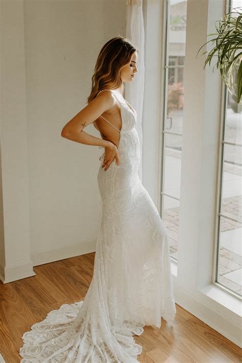 ELORA WEDDING DRESS IN MOTION - Daci Gowns