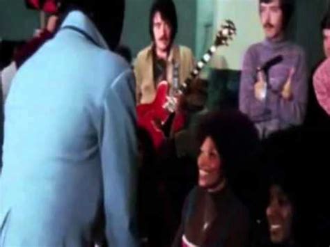 ELVIS KISSES HIS BLACK BACKING SINGERS - YouTube