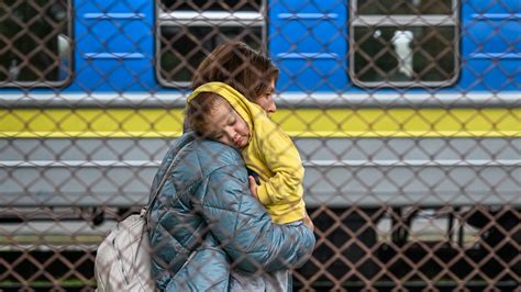 EU extends protections for Ukrainian refugees