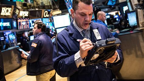 Currently, the Dow is -8 points, the S&P 500 is -7, the Nasdaq -39 points and the small-cap Russell 2000 -2. Only the Nasdaq is down over the past week of trading, with the blue-chip Dow leading ...