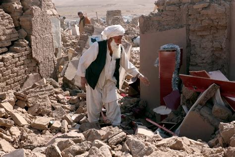 Earthquakes kill over 2,000 in Afghanistan. People are freeing the dead and injured with their hands