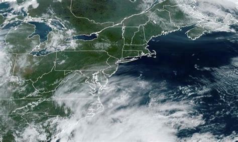 East Coast under tropical storm warning with landfall forecast in North Carolina