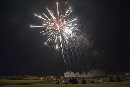 East hampton fireworks 2023. Posted Mon, Jun 26, 2023 at 4:40 pm ET. Fireworks will light the skies around East Hampton to mark July 4. (Shutterstock) EAST HAMPTON, NY — Independence Day is … 