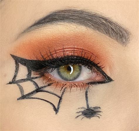 Easy Halloween Eyeliner