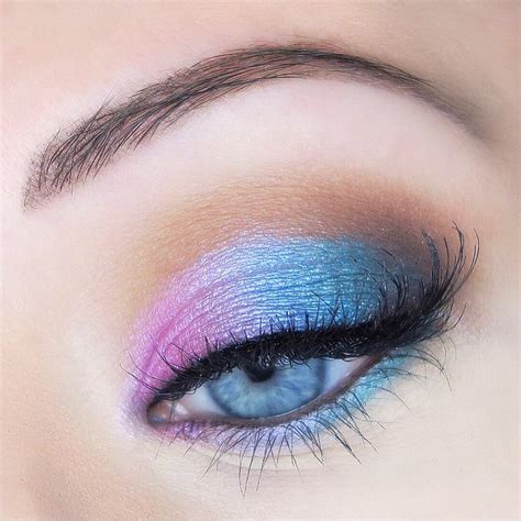 Easy eyeshadow looks. Step 3 - Start With Centre. Using a fluffy eyeshadow brush, take a glittery blue hue and gently apply it to the centre of your eyelid. Sweep the colour towards the inner corner of your eye and blend it till it looks seamless. You can even use eye chalk and apply it directly to the centre of your eyelid. 