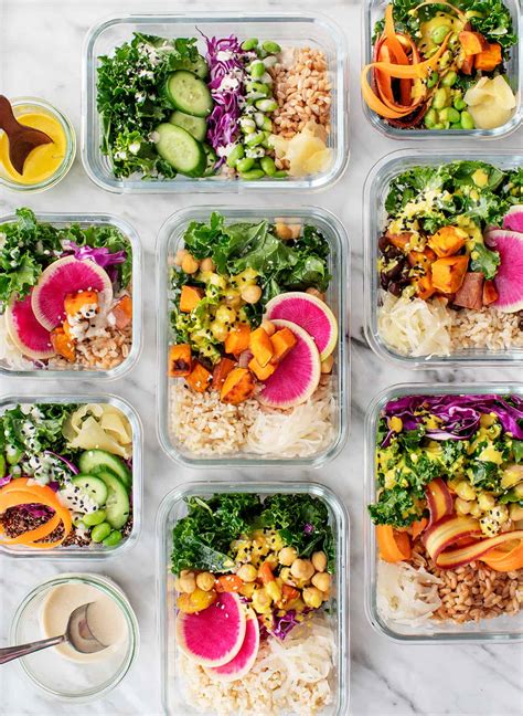 Easy healthy lunch options for work. Look forward to your hot lunch all morning long! From stir fries to meal prep bowls to meatballs and more, these meal prep ideas each have a healthy grain, ... 