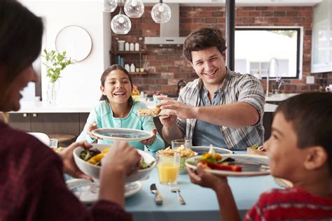 Eat for dinner. While dinner time varies across households and countries, in the United States, most families eat dinner between 6 and 7 p.m. While the time used to be around 5 p.m., increasing tr... 